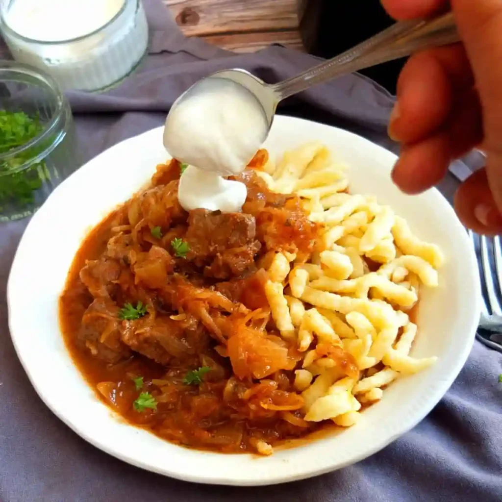 Szegediner Gulasch Rezept original mit Sauerkraut und Spätzle – mit Sauerrahm serviert nach DDR Art