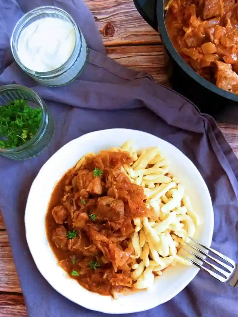 Szegediner Gulasch Rezept original mit Sauerkraut und Spätzle nach DDR Art