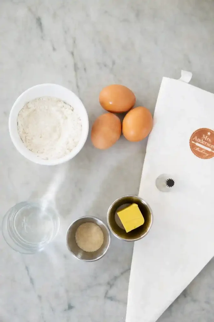 Zutaten für das Original Windbeutel Rezept – Mehl, Eier, Butter, Zucker und Wasser für Brandteig Windbeutel