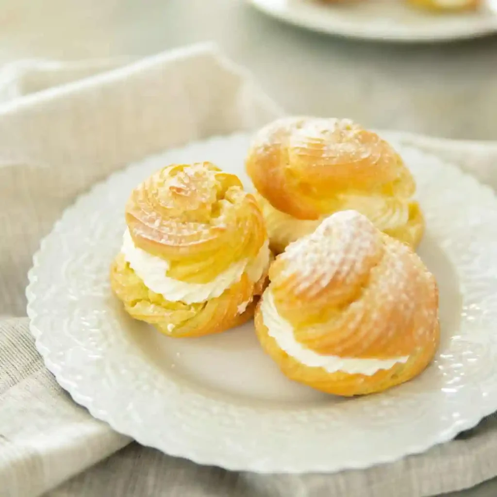 Original Windbeutel Rezept mit Füllung – luftige Windbeutel wie vom Bäcker mit Sahne