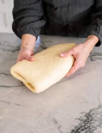 Plunderteig Rezept – gefalteter Plunderteig beim Tourieren für Croissant Teig selber machen
