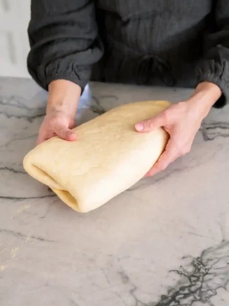 Plunderteig Rezept – gefalteter Plunderteig beim Tourieren für Croissant Teig selber machen
