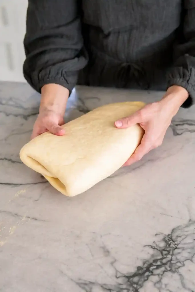 Plunderteig Rezept – gefalteter Plunderteig beim Tourieren für Croissant Teig selber machen