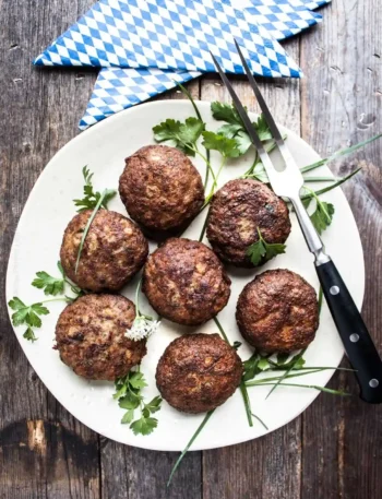 Saftige Frikadellen Rezept mit Paniermehl nach Omas Art – knusprig gebratene Frikadellen auf Teller serviert