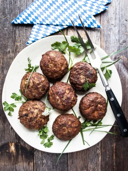 Saftige Frikadellen Rezept mit Paniermehl nach Omas Art – knusprig gebratene Frikadellen auf Teller serviert