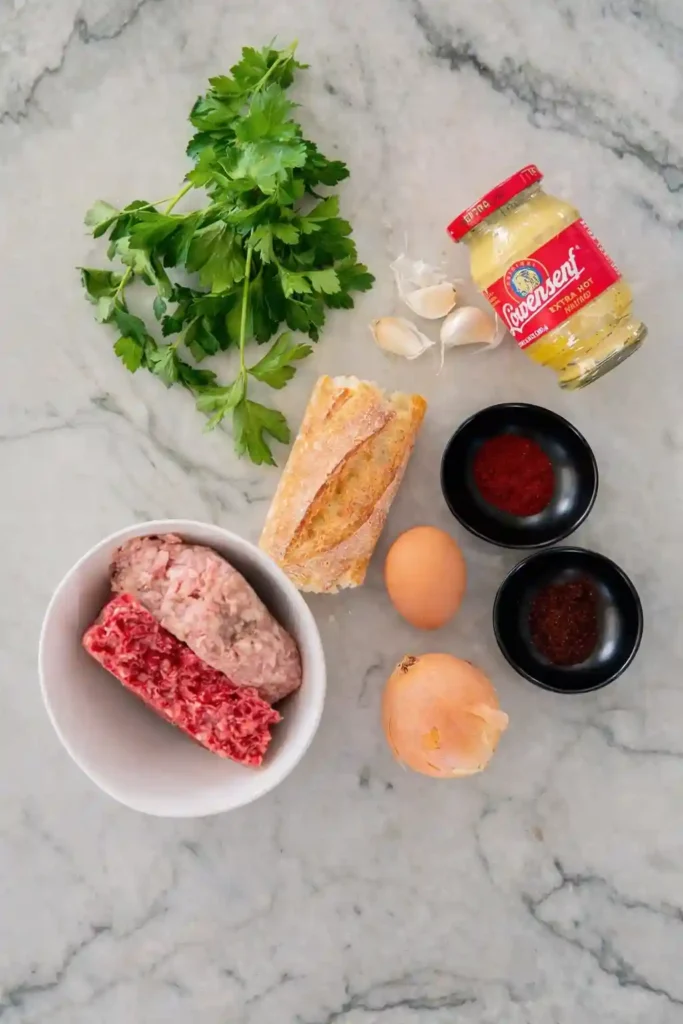 Saftige Frikadellen Rezept mit Paniermehl nach Omas Art – Zutaten für klassische Frikadellen auf Marmorfläche