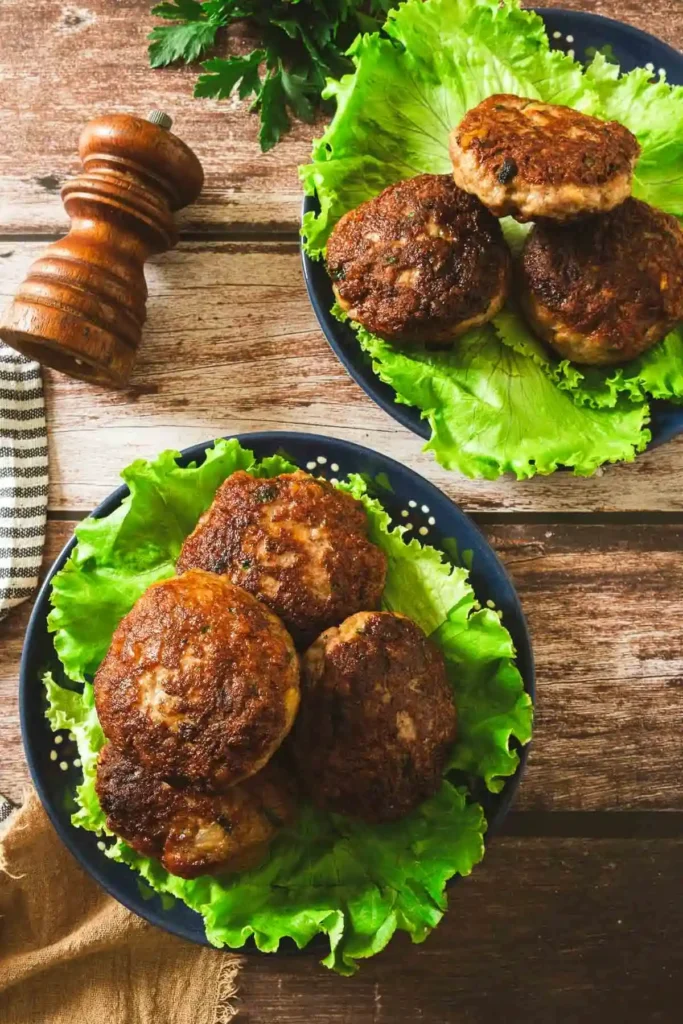 Saftige Frikadellen Rezept mit Paniermehl nach Omas Art auf Salat serviert