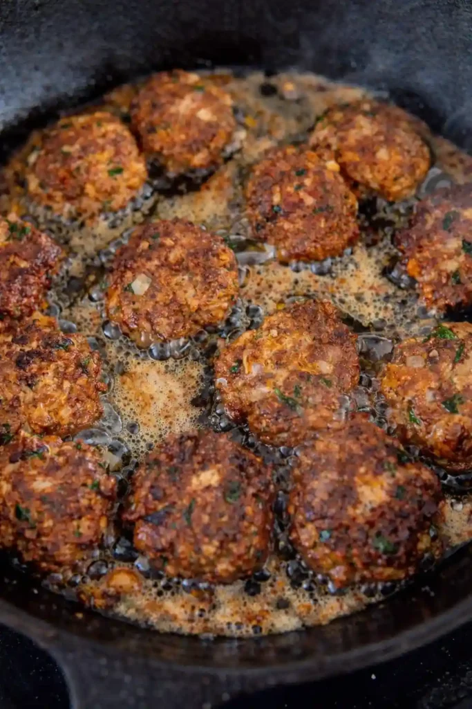 Saftige Frikadellen Rezept mit Paniermehl nach Omas Art – Frikadellen knusprig in der Pfanne braten