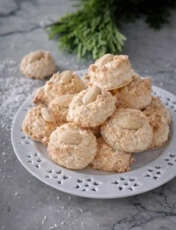 Saftige Kokosmakronen Rezept mit Oblaten wie vom Bäcker – goldbraune Kokos Makronen mit Mandel