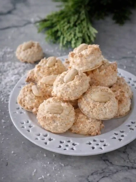Saftige Kokosmakronen Rezept mit Oblaten wie vom Bäcker – goldbraune Kokos Makronen mit Mandel
