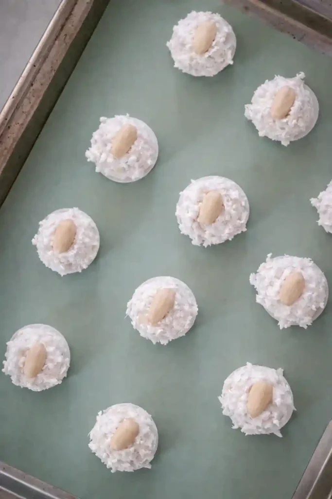 Kokosmakronen Rezept mit Oblaten vor dem Backen – rohe Kokos Makronen mit Mandel