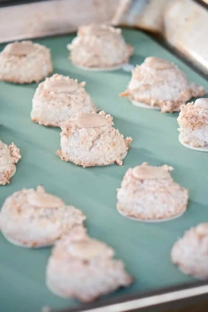 Saftige Kokosmakronen Rezept mit Oblaten wie vom Bäcker vor dem Backen auf dem Blech