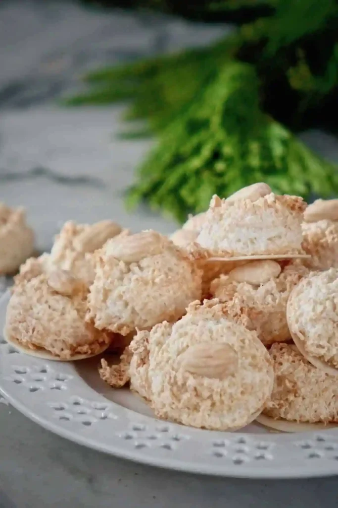 Saftige Kokosmakronen Rezept mit Oblaten wie vom Bäcker auf Teller angerichtet