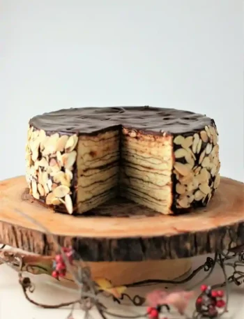 Saftiges Baumkuchen Rezept mit Schokoladenglasur und Mandeln – klassischer Baumkuchen selbst gemacht mit sichtbaren Schichten