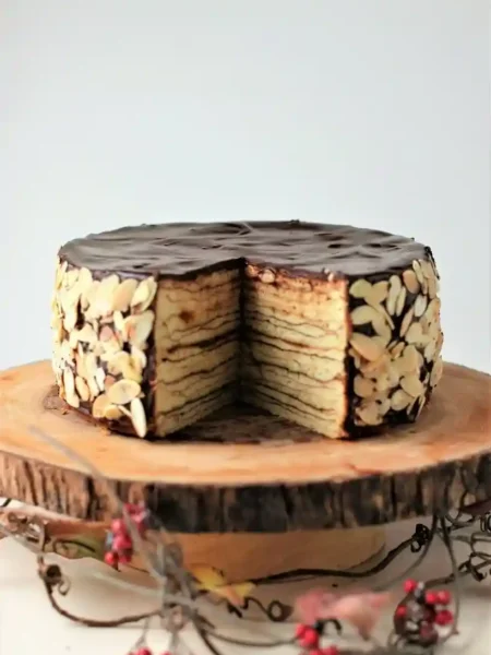 Saftiges Baumkuchen Rezept mit Schokoladenglasur und Mandeln – klassischer Baumkuchen selbst gemacht mit sichtbaren Schichten