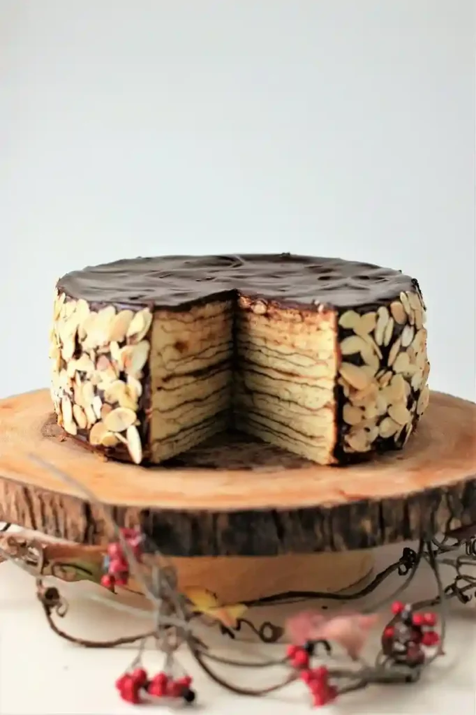 Saftiges Baumkuchen Rezept mit Schokoladenglasur und Mandeln – klassischer Baumkuchen selbst gemacht mit sichtbaren Schichten