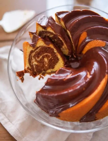 Saftiger Marmorkuchen Rezept als Gugelhupf mit glänzender Schokoglasur – Omas klassischer Marmorkuchen saftig und locker angeschnitten