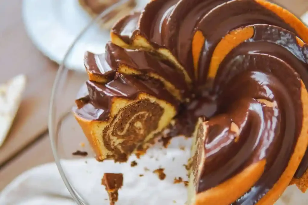 Saftiger Marmorkuchen Rezept als Gugelhupf mit Schokoglasur – Omas Marmorkuchen saftig und locker angeschnitten mit sichtbarer Marmorierung