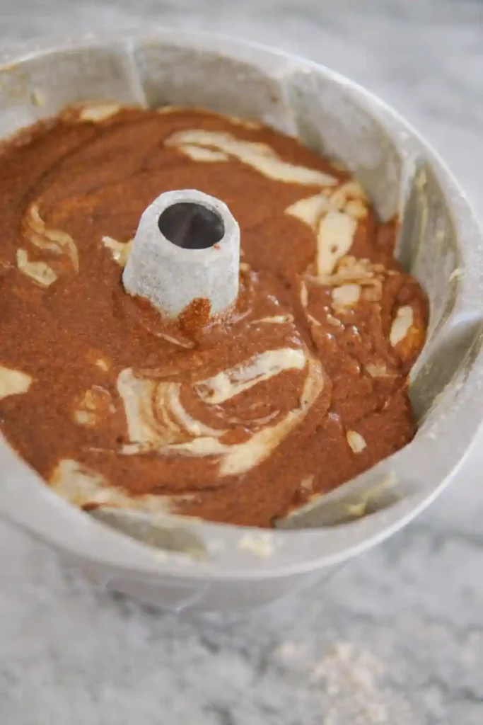 Saftiger Marmorkuchen Rezept im Gugelhupf – Omas Marmorkuchen Teig mit Schoko-Vanille-Marmorierung vor dem Backen