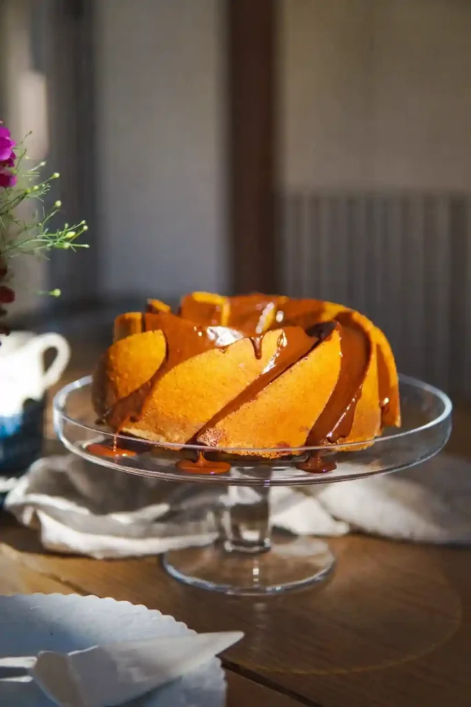 Saftiger Marmorkuchen Rezept als klassischer Gugelhupf mit Schokoglasur – Omas Marmorkuchen saftig und locker auf Tortenplatte