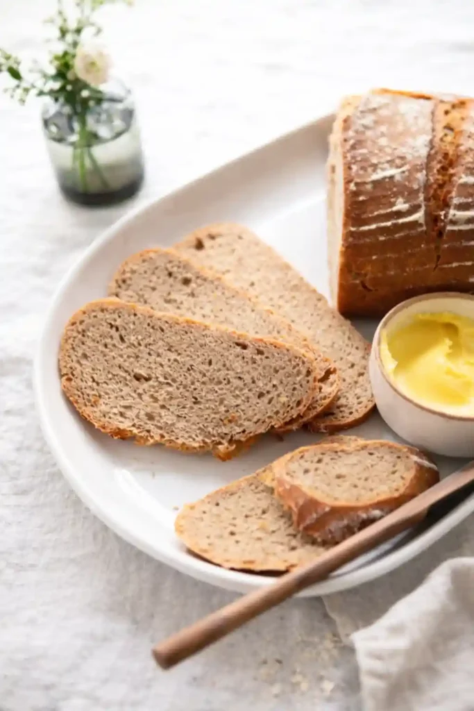 Sauerteigbrot Rezept mit Roggen – angeschnittenes Roggen Sauerteigbrot mit lockerer Krume und knuspriger Kruste