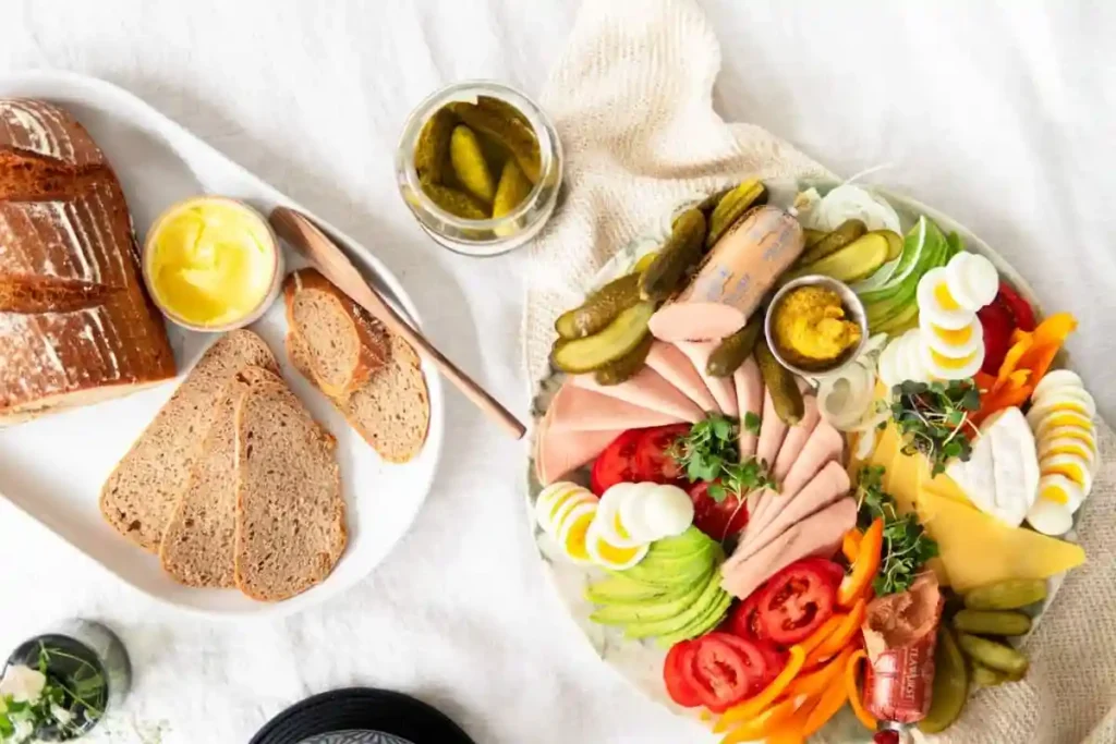 Sauerteigbrot Rezept mit Roggen serviert als deutsches Abendbrot mit Wurst, Käse, Eiern und Roggen Sauerteigbrot