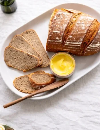 Sauerteigbrot Rezept mit Roggen – frisch gebackenes Roggen Sauerteigbrot mit knuspriger Kruste und saftiger Krume