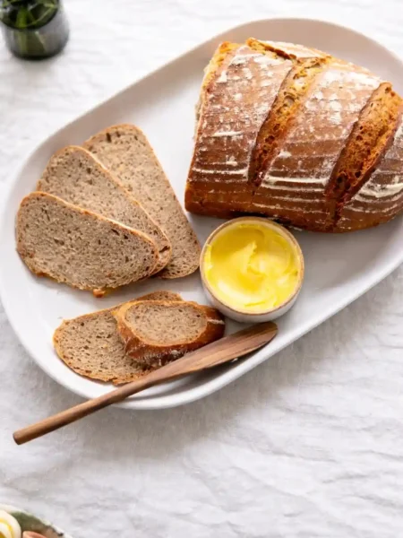 Sauerteigbrot Rezept mit Roggen – frisch gebackenes Roggen Sauerteigbrot mit knuspriger Kruste und saftiger Krume