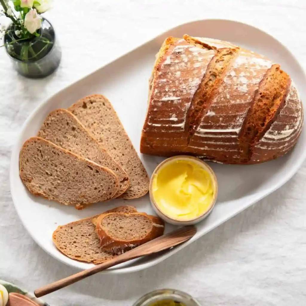 Sauerteigbrot Rezept mit Roggen – selbst gebackenes Roggen Sauerteigbrot mit knuspriger Kruste und lockerer Krume