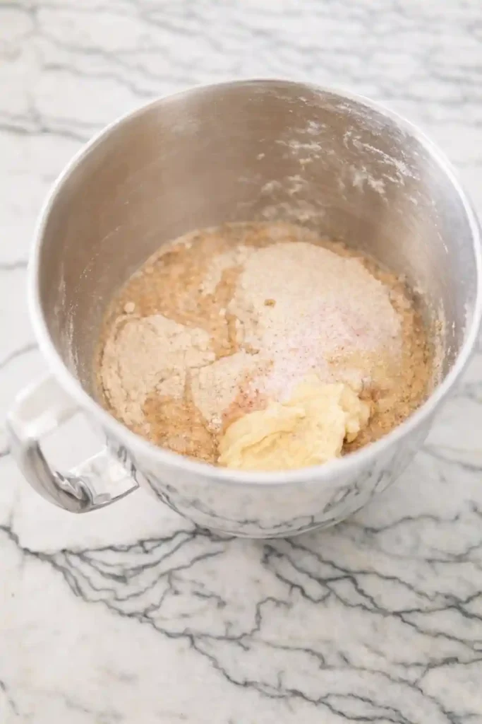 Sauerteigbrot Rezept mit Roggen – Zutaten für den Hauptteig zum Sauerteigbrot selber backen in der Rührschüssel
