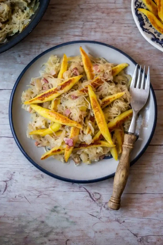Schupfnudeln mit Sauerkraut und Speck aus der Pfanne – knusprig gebratene Schupfnudel Sauerkraut Pfanne nach klassischem Schupfnudeln Rezept