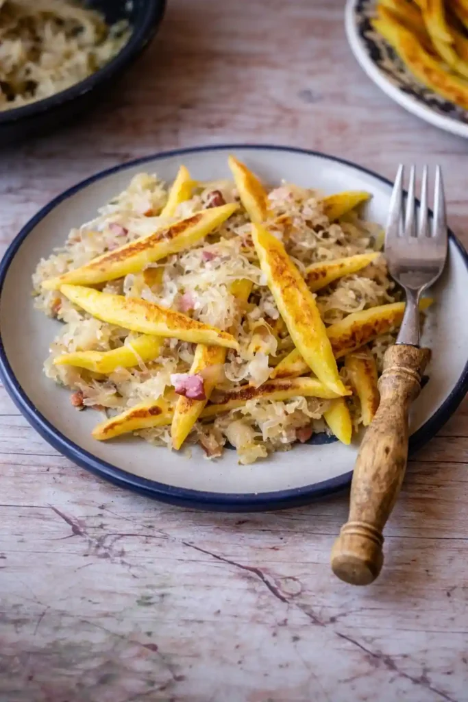 Schupfnudeln mit Sauerkraut und Speck aus der Pfanne – goldbraun gebratene Schupfnudel Sauerkraut Pfanne