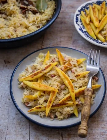 Schupfnudeln mit Sauerkraut und Speck aus der Pfanne – goldbraun gebratene Schupfnudel Sauerkraut Pfanne nach traditionellem Schupfnudeln Rezept
