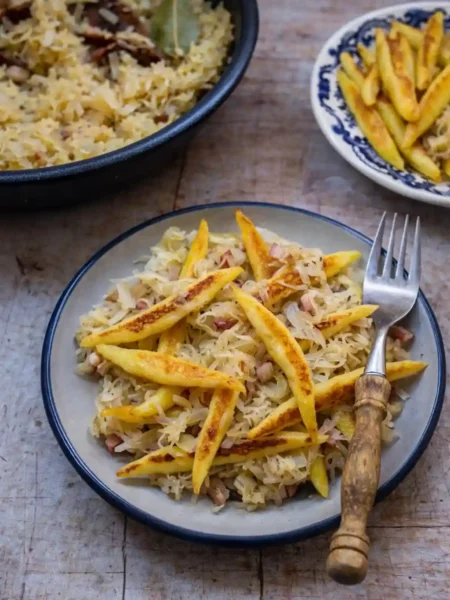 Schupfnudeln mit Sauerkraut und Speck aus der Pfanne – goldbraun gebratene Schupfnudel Sauerkraut Pfanne nach traditionellem Schupfnudeln Rezept