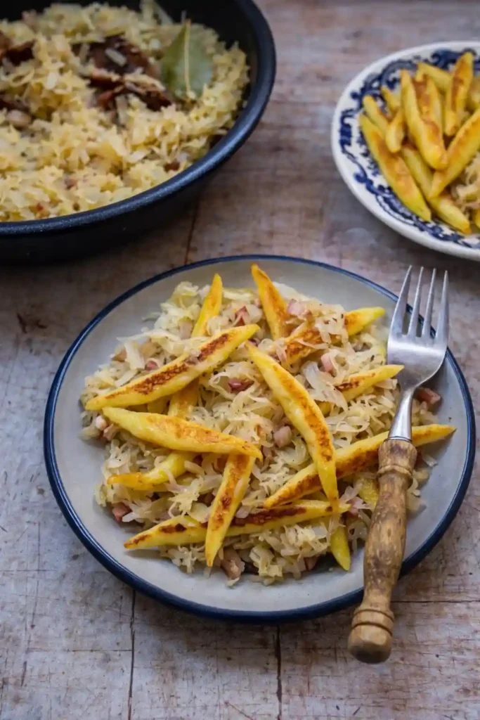 Schupfnudeln mit Sauerkraut und Speck aus der Pfanne – goldbraun gebratene Schupfnudel Sauerkraut Pfanne nach traditionellem Schupfnudeln Rezept