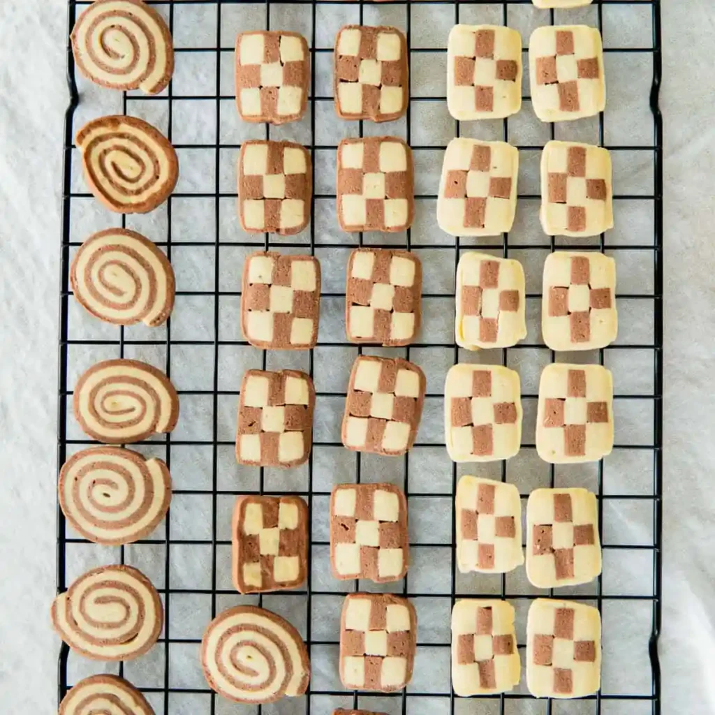Schwarz-Weiß-Gebäck nach Omas Rezept mit Spiral- und Schachbrettmuster – klassische Schwarz-weiß Plätzchen wie vom Bäcker