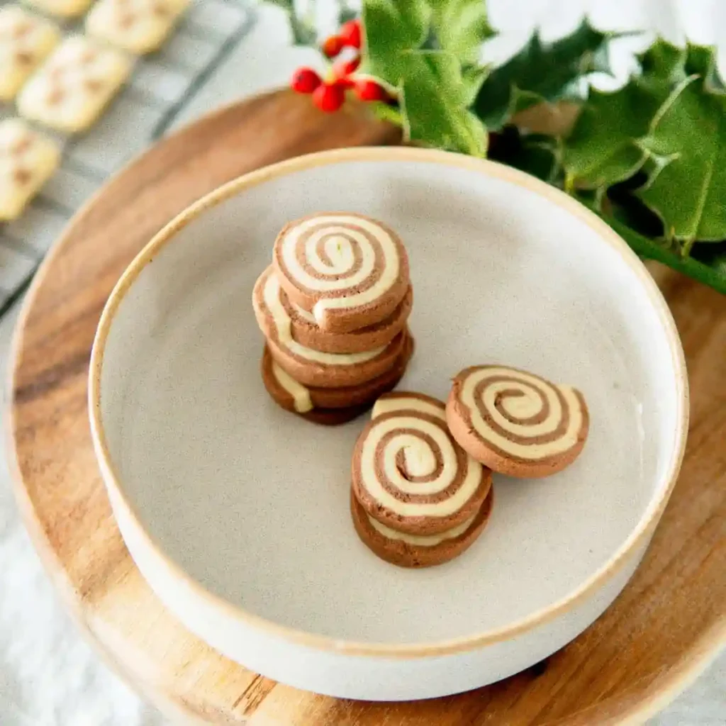 Schwarz-Weiß-Gebäck nach Omas Rezept mit Spiral-Muster – klassische Schwarz-weiß Plätzchen wie vom Bäcker