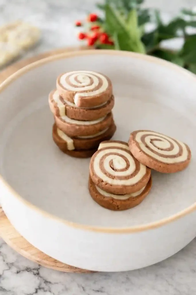 Schwarz-Weiß-Gebäck nach Omas Rezept mit Spiral-Muster – klassische Schwarz-weiß Plätzchen wie vom Bäcker auf einem Teller