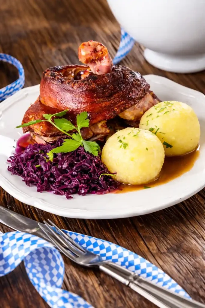 Schweinshaxe im Backofen mit Vorkochen – knusprige bayerische Haxe mit Rotkohl, Kartoffelklößen und Soße