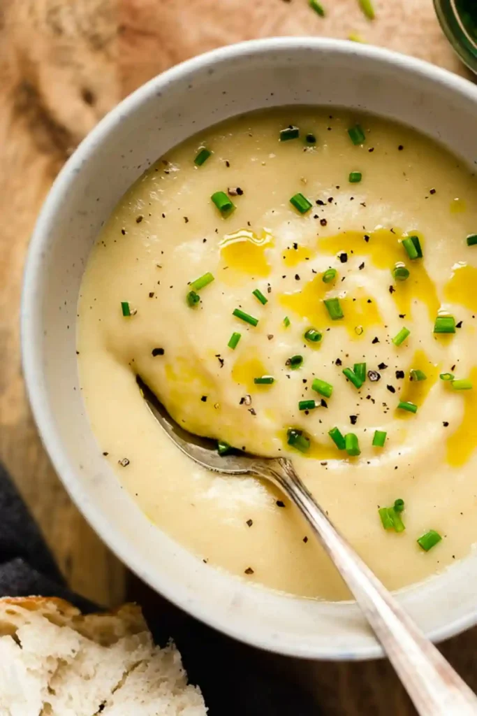 Vegetarische Lauchcremesuppe mit Kartoffeln cremig mit Schnittlauch