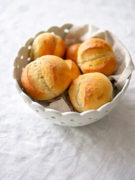 Frisch gebackene Weizenbrötchen wie vom Bäcker in einer Schale – knusprige Weizenbrötchen Rezept
