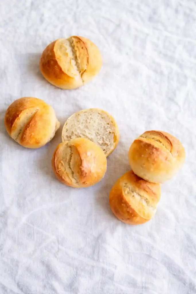 Selbst gebackene Weizenbrötchen mit knuspriger Kruste und lockerer Krume – einfaches Weizenbrötchen Rezept