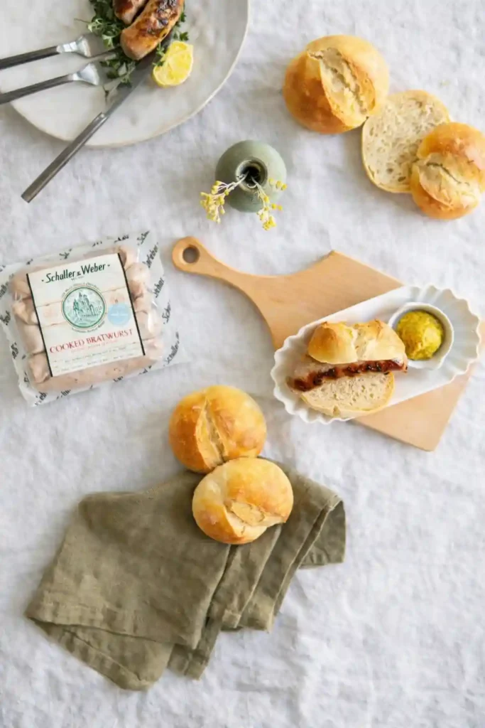 Frisch gebackene Weizenbrötchen mit goldbrauner Kruste auf dem Backblech – Weizenbrötchen Rezept