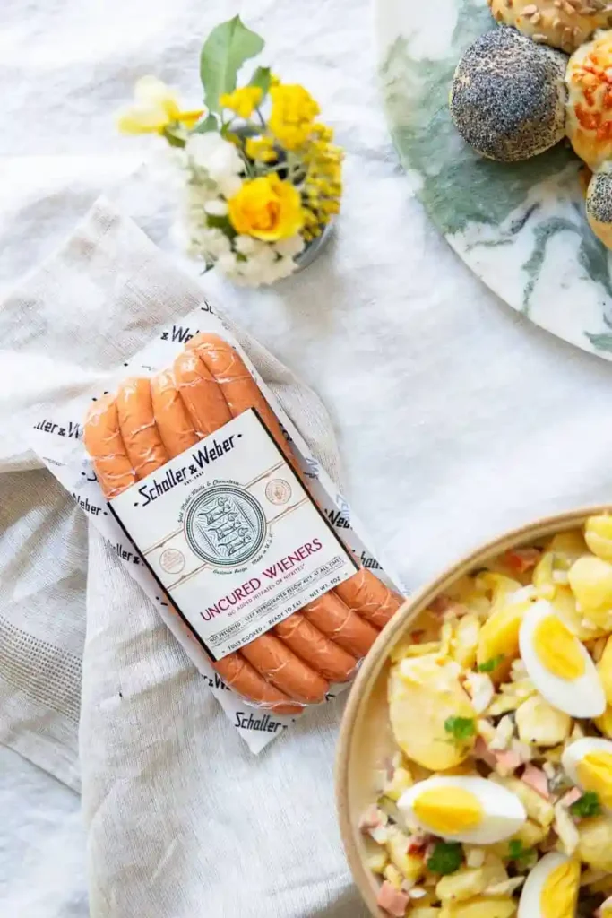 Omas Kartoffelsalat mit Wiener Würstchen und Mayonnaise – klassische Wiener mit Kartoffelsalat wie bei Oma