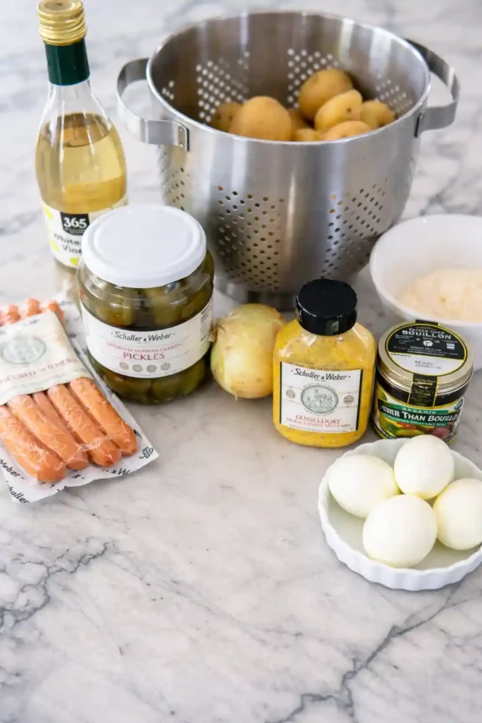Zutaten für Omas Kartoffelsalat mit Wiener Würstchen und Mayonnaise – Kartoffeln, Eier, Gewürzgurken und Wiener für klassischen Kartoffelsalat mit Würstchen