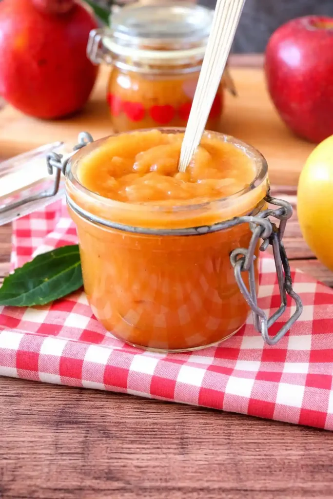 Apfelmus im Glas mit Äpfeln – Apfelmus selber machen nach Omas Rezept