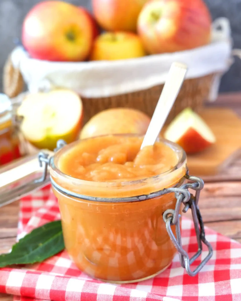 Apfelmus im Glas mit Äpfeln – Apfelmus selber machen nach Omas Rezept einfach