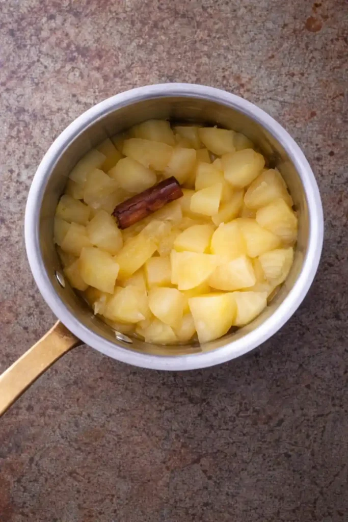 Apfelstücke im Topf mit Zimt – Apfelmus kochen für Omas Apfelmus Rezept