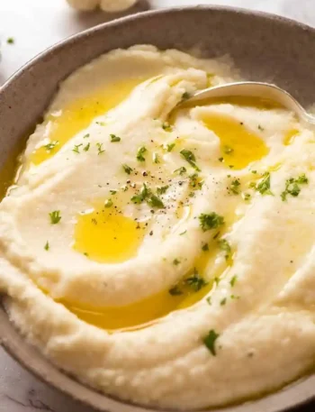 Cremiges Blumenkohlpüree mit Parmesan und Schmand – einfaches Blumenkohlpüree Rezept low carb