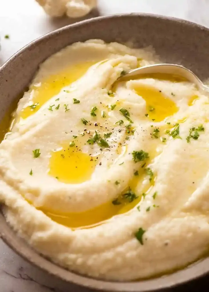 Cremiges Blumenkohlpüree mit Parmesan und Schmand – einfaches Blumenkohlpüree Rezept low carb